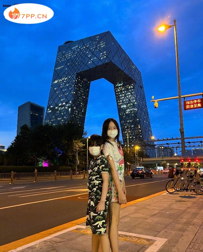 42岁吴尊近照曝光，携一双儿女在北京游玩，与初恋妻子相爱26年