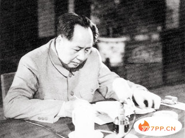 1949年，主持人宣布了毛主席当选为第一任主席，一时间举国欢庆